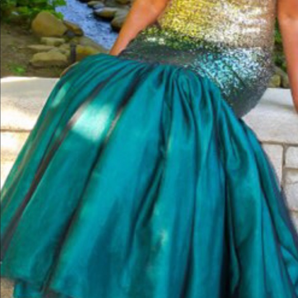 Beautiful, vibrant gold and emerald dress. - Picture 3 of 9